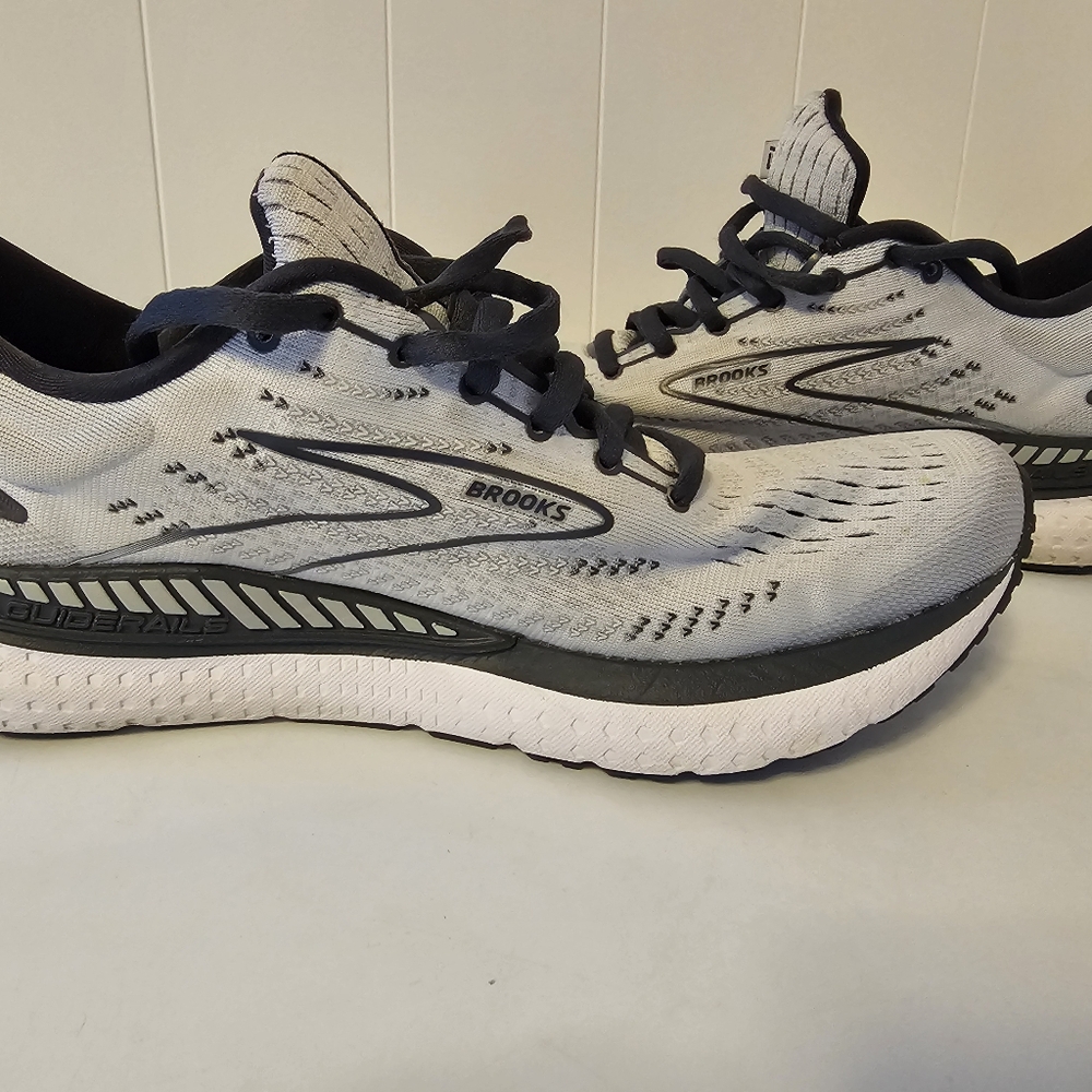 Brooks glycerine GTS 19 size 9.5 women medium pre owned